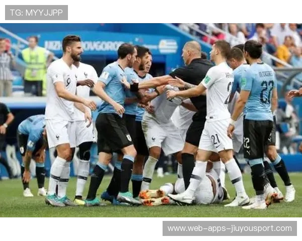 姆巴佩与球童同吃冰淇淋，温情画面引爆网络